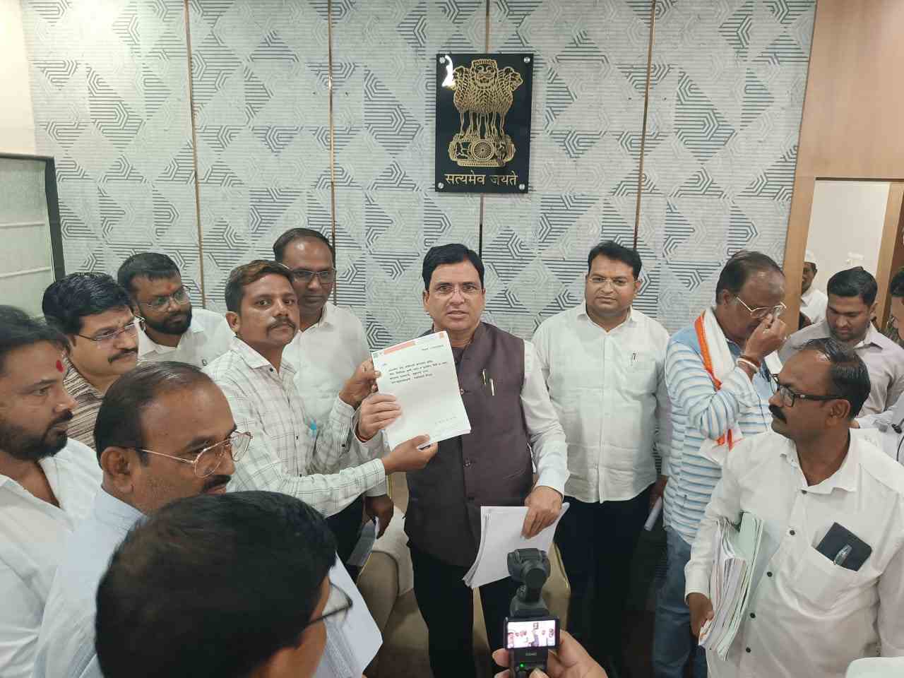 गडचिरोली जिल्यातील बोगस अल्पसंख्यांक दर्जा,शालार्थ आयडी,अपंग प्रमाणपत्र,चौदावा आयोग अनियमितता तक्रारी संदर्भात सहपालकमंत्री यांची भेट
